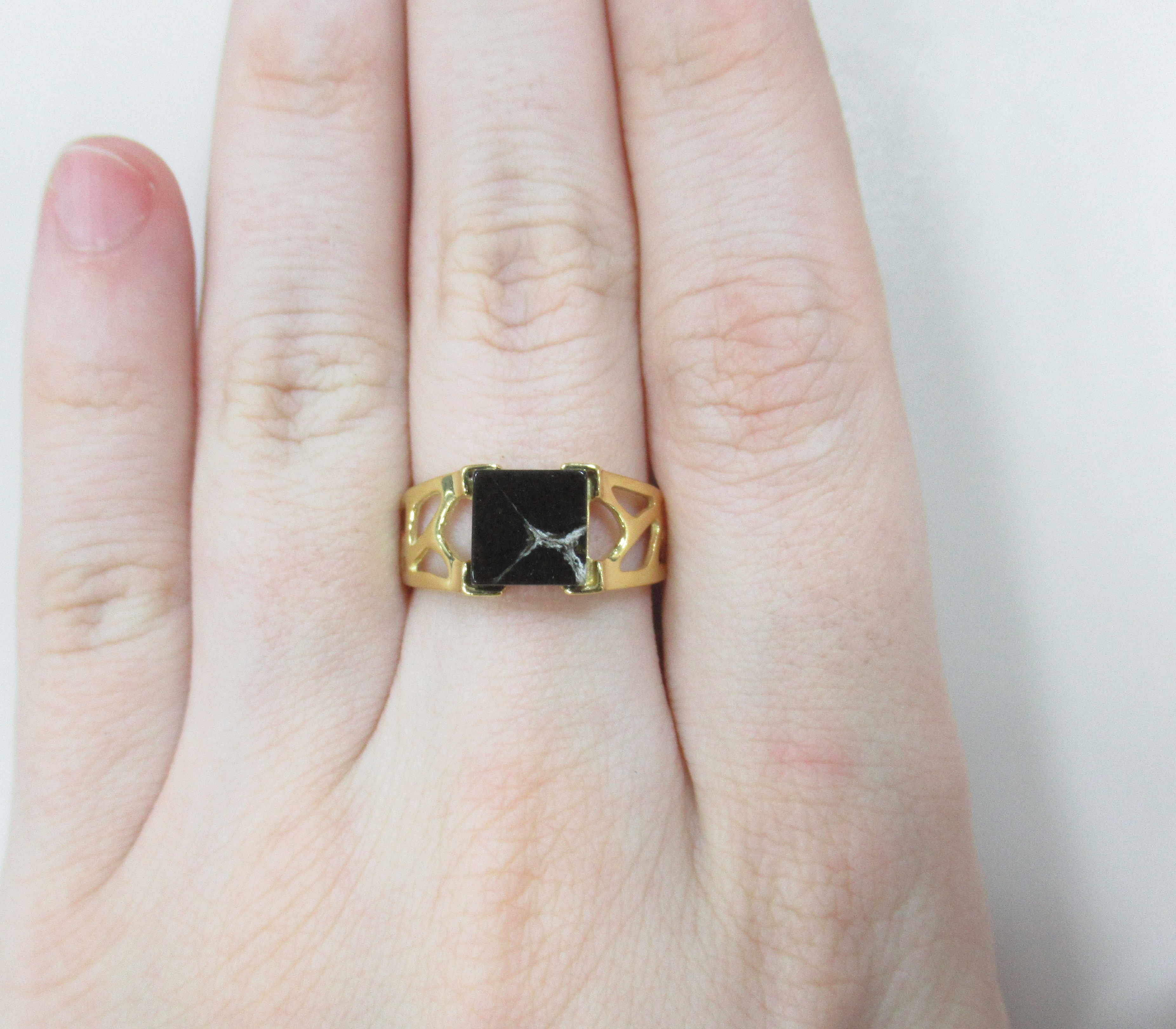 Серебряное кольцо с янтарем